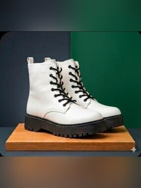 NWOT White Platform Combat Boots | Grunge Streetwear | Size 8